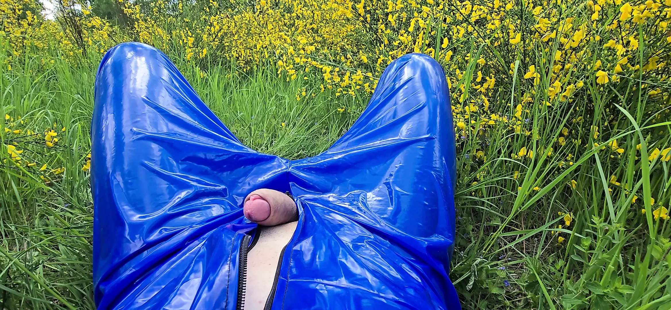 Wank és Piss kék PVC öltönyben