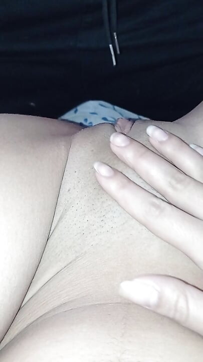 क्लोज-अप सूजी हुई के अंकुर को चाटना