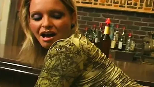 Sarışın orta yaşlı seksi kadın bar macerasında emiyor ve sert sikişiyor