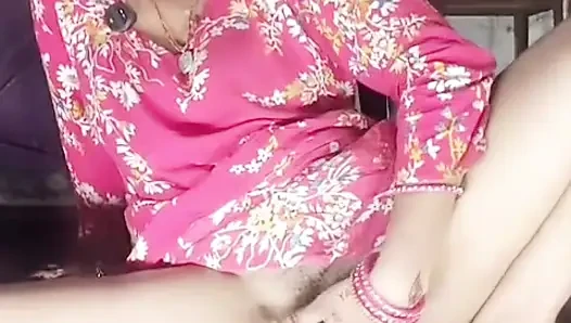 Putting a finger in a virgin girl's pussy, the water of the pussy came out, if there is no land, then Hindi audio