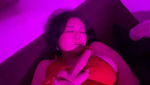 Помогаю замужней женщине мастурбировать с использованием дилдо