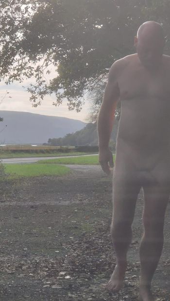 ウェールズの静かなレイバイで裸の男。