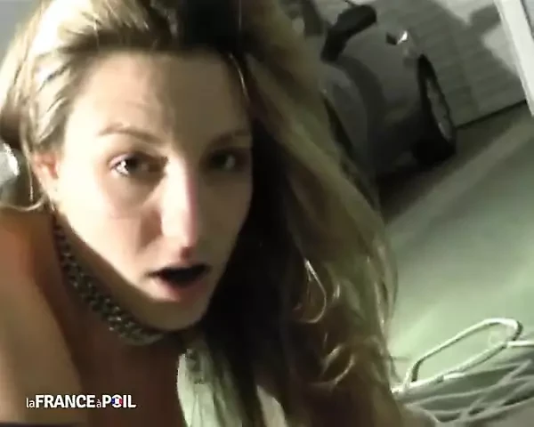 Ξανθιά παίρνει πούτσο στον κώλο