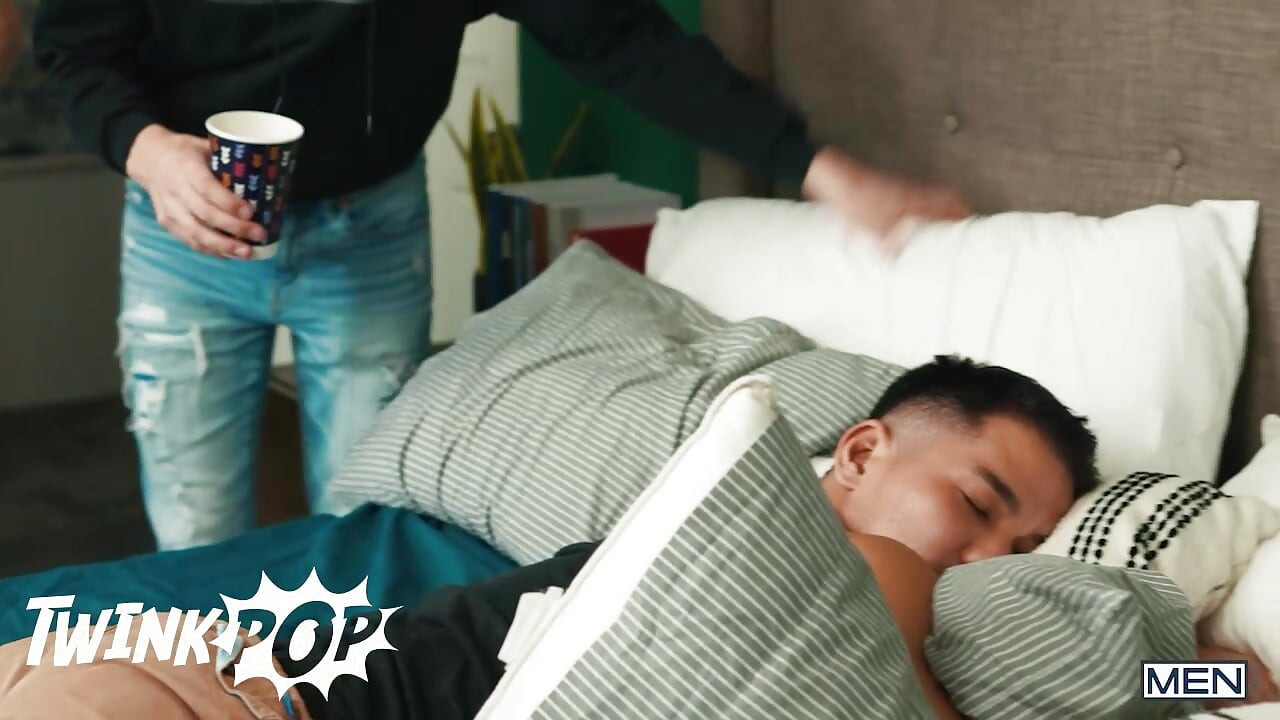 TWINKPOP - Colton Reece se nađe na porno setu i jebe Joeyja Millsa u svakoj pozi pred kamerom
