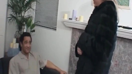 Sarışın orta yaşlı seksi kadın birden fazla zonklayan büyük zenci yarağı tarafından dolduruluyor
