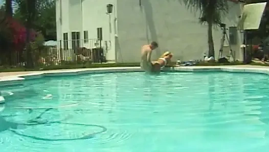 Heißer Pool-Sex in weißen Panties