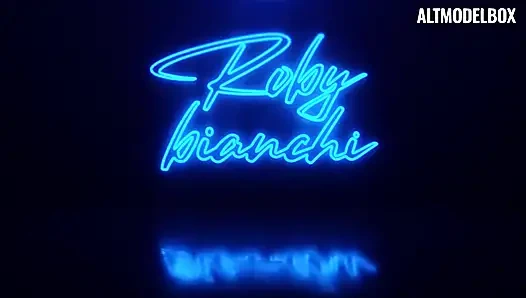 Winziges blondes teen mit nasser muschi beschließt, einen reifen mann zu ficken und ins arschloch abspritzen zu bekommen