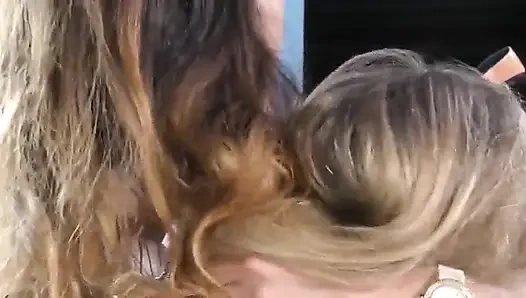 Sarışın ve esmer hatunlarla saç muamelesi