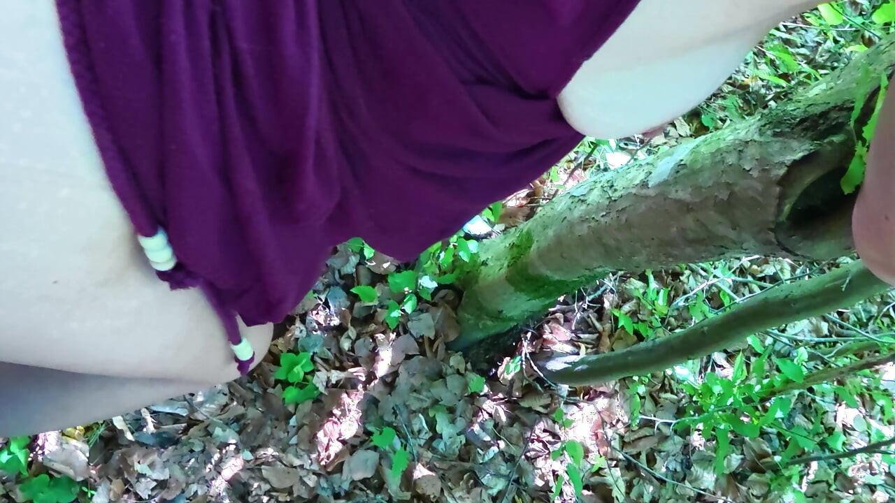 Een voyeur neukt me in het bos, het is zo heet!