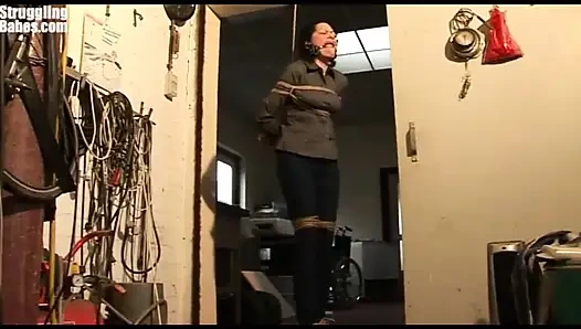 Steffi ipte sıkıca sarkıyor