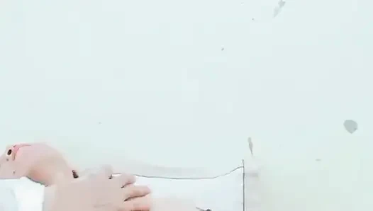 Возбужденная тетушка теряет себя, трет свою киску в постели