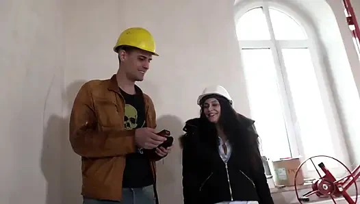 Сногсшибательную брюнетку с большими сиськами дико трахают