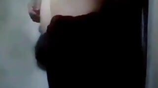 Caliente india chica masturbándose tetas calientes