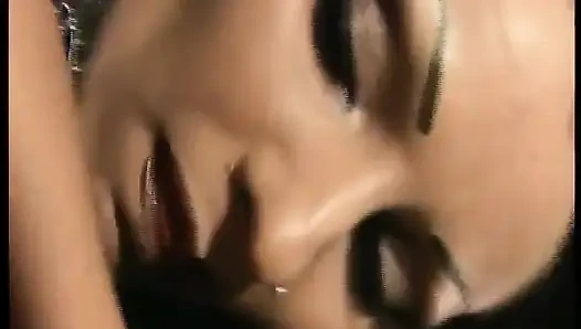 Немецкую брюнетку-пуму связывают и трахают игрушками и мясистым хуем