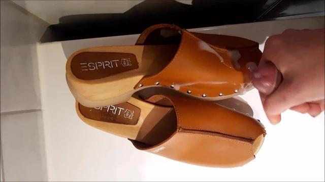 Cum on light brown Esprit Clogs