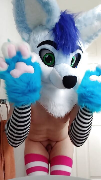 Femboy cu blană face un videoclip rapid cu pișat UwU