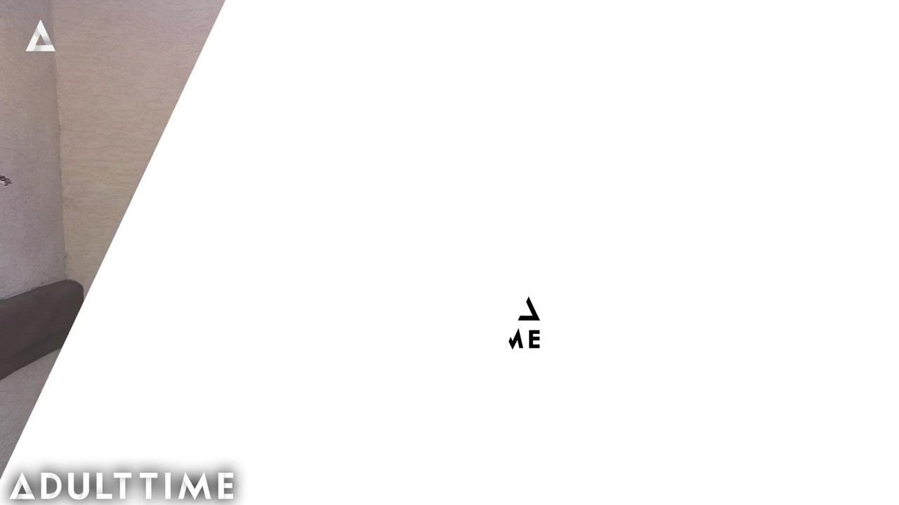 アダルトタイムのカップルが不動産時代の3pに