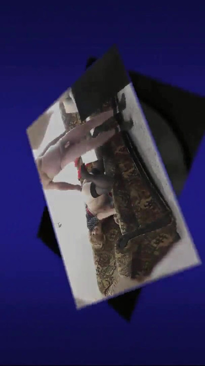 Ehefrau genannt nachbar in der küche, während der ehemann weg ist. Er fickte muschi doggystyle auf dem bett im schlafzimmer und abspritzen | Clip 3