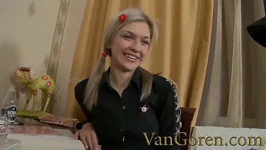 Sarışın Jasmine gerilmiş anal delik