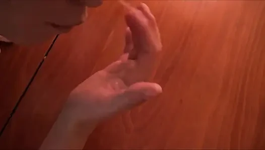 Amatör üvey kız kardeşim sikimi emiyor ve ben onu filme alırken mutfak masasında sikiliyor!