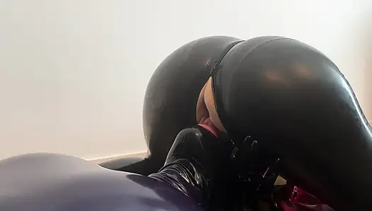 Touchedfetish - jilat memek lateks dan karet - fetish couple - dudukin muka pasangan