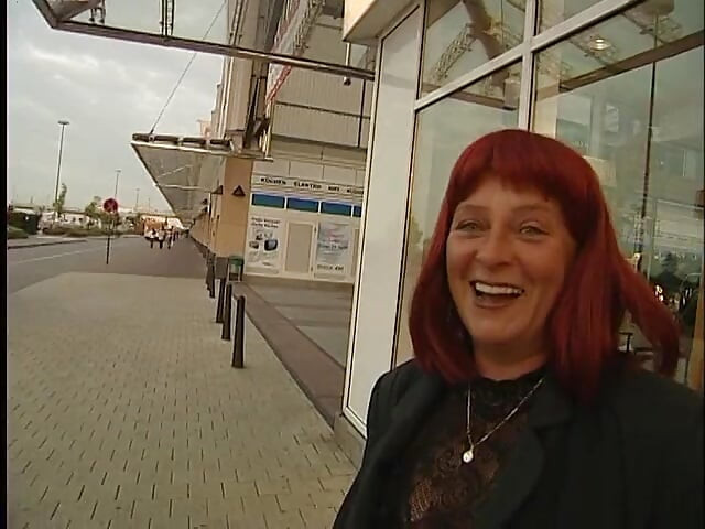 परिपक्व लाल बालों वाली पीओवी में उसका लंड चूस रही है