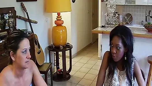 Ebenholz-schätzchen aus Frankreich beobachtet, wie sie mit ihrer muschi spielt