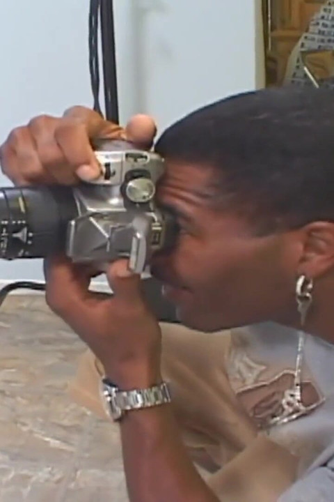 Une fille sexy gémit pendant qu’une bite noire monstrueuse défonce sa chatte étroite