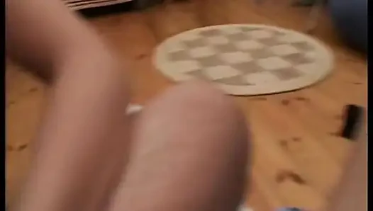 Geile blondine fickt ihre gepiercte fotze mit einem massiven dildo