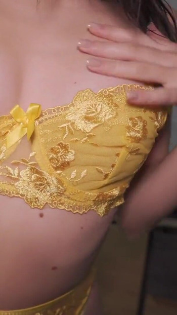 Magával ragadó pillanat a "Szexi fehérnemű, harisnya, harisnyanadrág felpróbálása! Tini modellkedése"