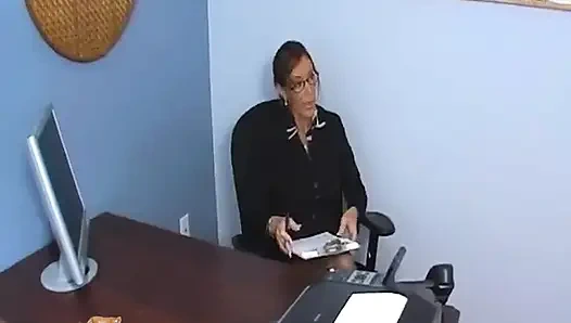 Orta yaşlı seksi kadının müdürünün alışılmışın dışında dersi