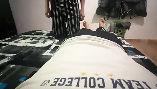 Genç kız bana sakso çekiyor, böylece kirasını ödeyeceğim