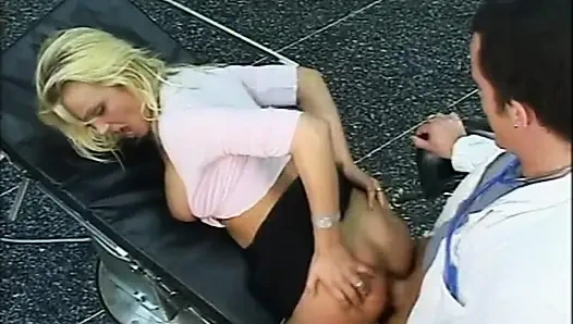 Pantat bahenol cewek hot rambut pirang ini dientot habis-habisan sampai dicrot di dalam sama dokter kandungan