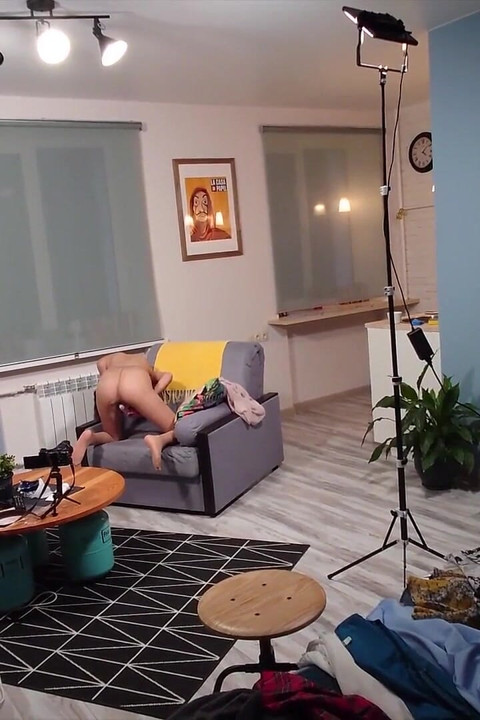 În spatele camerei, în culise, o privire cum ne filmăm fetele cu ciorapi