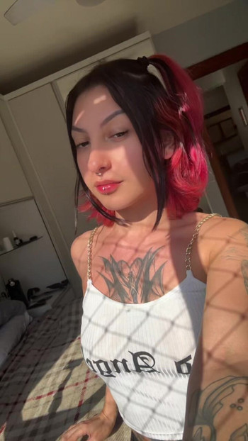 doar o fată braziliană drăguță de 19 ani