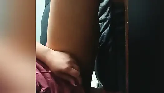 Sabah klitorisini ovuyor ve dildoyla sert sikişiyor