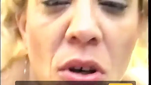 Nenek dientot berkelompok di taman