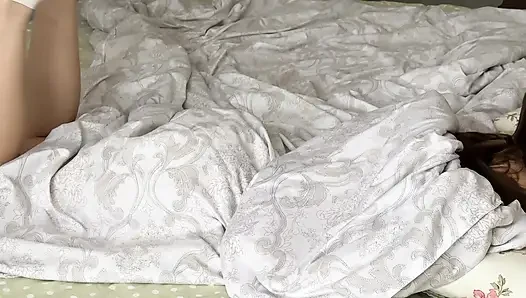 Azgın üvey kız kardeş sikilmek istiyor ve üvey erkek kardeş onu tatmin ediyor