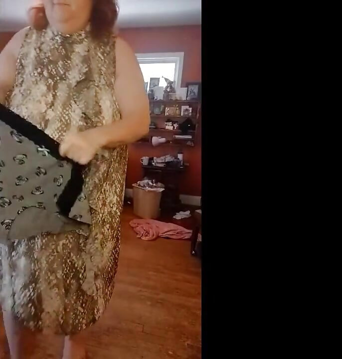 Vestindo-se em vestido de estampa fofa de nu