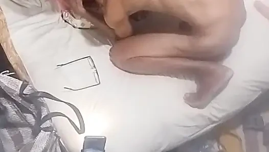 Wanita di tempat tidur bagian 1