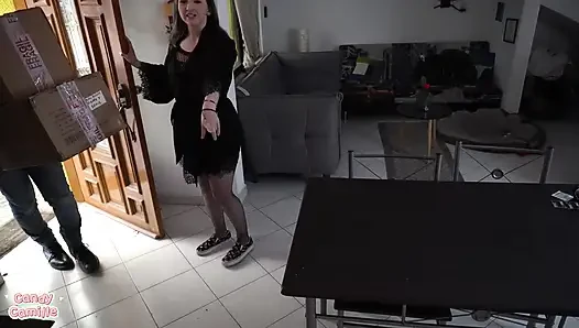 Schlampige Ehefrau Bezahlt Einen Lieferanten Mit Einem Guten Ficken - Cuckold-ehemann Kommt Hinzu Und Ist Am Ende Voller Sperma