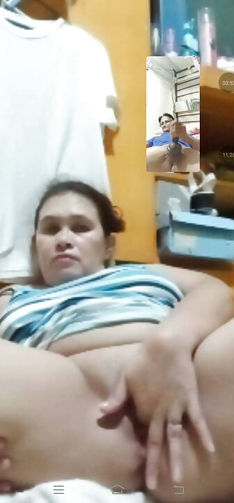 Tanta beleza e dedando sua bucetinha apertada e molhada