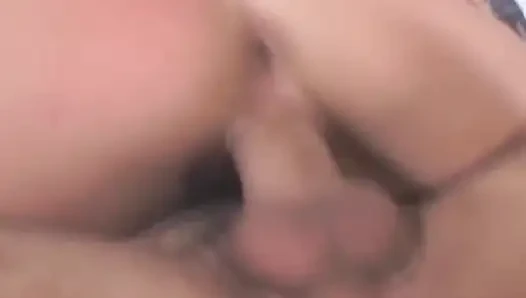 Olgun bebeğin ıslak parmaklaması titreyen orgazm sikişine yol açıyor