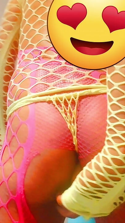 ฉันดิลโด้และน้ําแตกในแบบสโลว์โมชั่นต่อหน้า 2 สาวร่านที่เย็ด