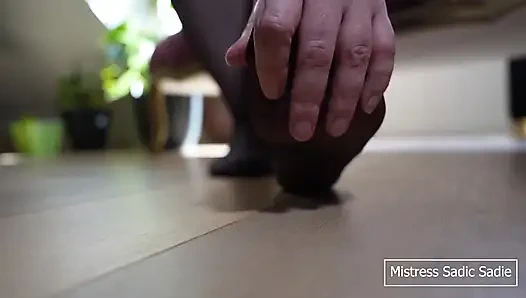 Yavaş ve şehvetli, sana naylon çoraplarımı ve askılarımı gösteriyorum