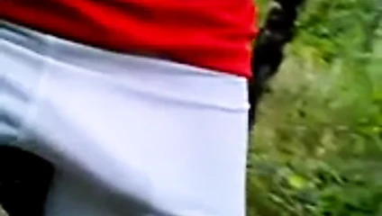 Bisiklete binerken beyaz elastanla sert