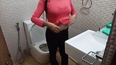 सेक्सी मिया घर का कपड़ा पेशाब और स्नान में घर दर्ज द्वारा पति