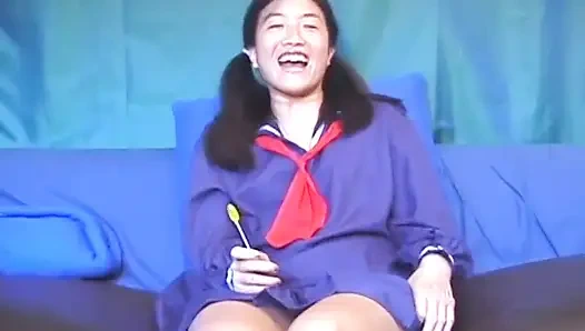 Üniversite üniforması içinde yarak üzerinde Asyalı minyon