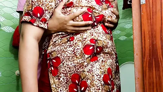 Adik tiri 18 tahun yang lagi sange nyepong kontol abang tirinya di toilet sampai lubangnya menganga lebar