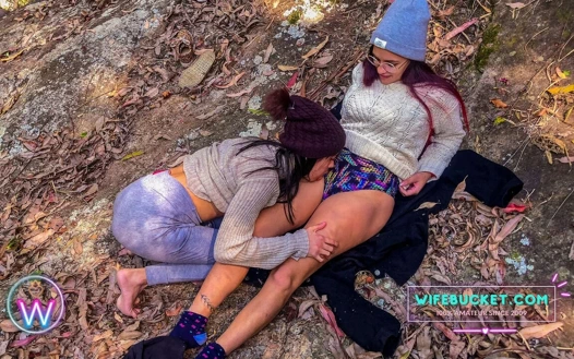 Wifebucket amateure - meine freundin hat ihre freundin im wald verführt